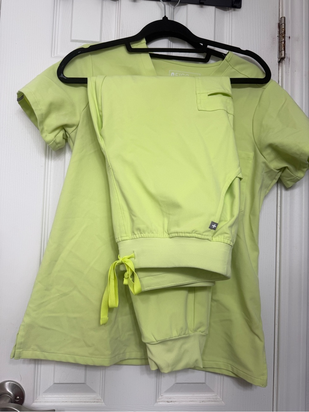 FIGS Scrubs Sea Mist Set (small/ medium) - Picture 2 of 2